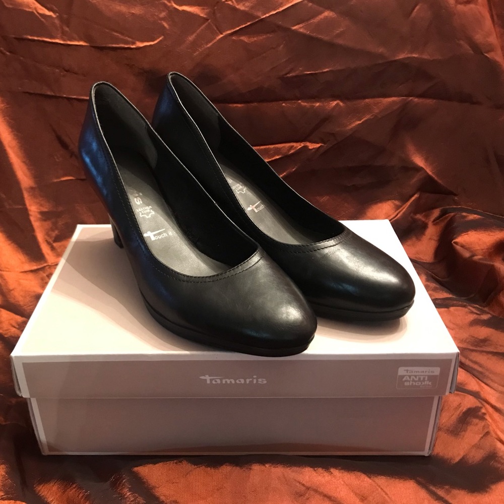 Tamaris size 11M black leather low heels